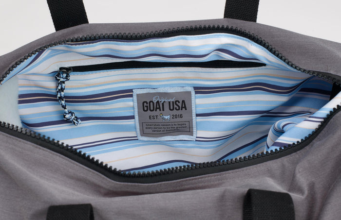 Inside of the gray athletic duffle bag#color_gray